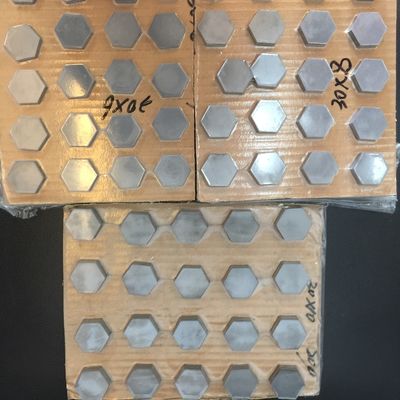 ボロンカービッド弾道タイル 定番寸法,2.52g/cm3密度,高級セラミック保護のための3000-3300 HV硬さ