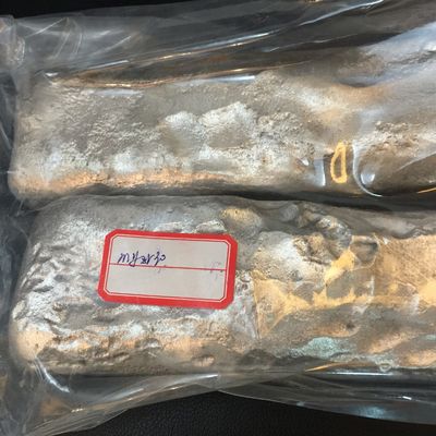 不規則な塊状で優れた結晶粒微細化を実現するジルコニウム含有量 30% の MgZr30 マグネシウムジルコニウムマスター合金
