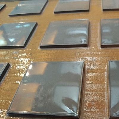 高純度99.0%以上のSiC純度を持つ、無加圧焼結炭化ケイ素セラミックタイル 50x50x8mm、防弾プレート用