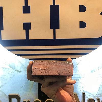 合金性能を向上させるための、Cr 10～20% および Cu 80～90% を含む冶金グレード CuCr10 マスターアロイ